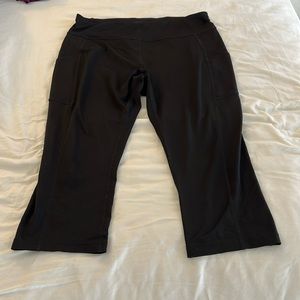 Tek gear dry tek capri leggings with 2 side cell phone pockets. black size large